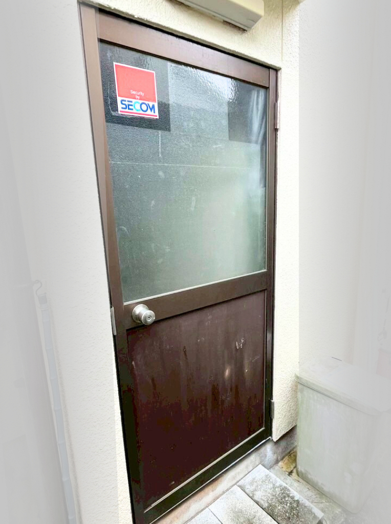 サンセブンの勝手口リフォームでドアを閉めたまま換気！ キッチンを快適空間にの施工前の写真1