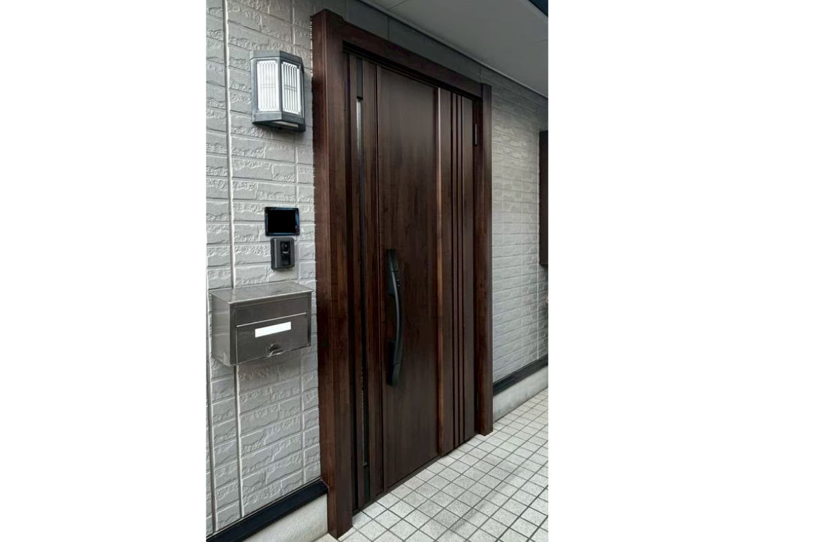 サンセブンの黒い親子ドアを木目調で優しい印象に！の施工後の写真1