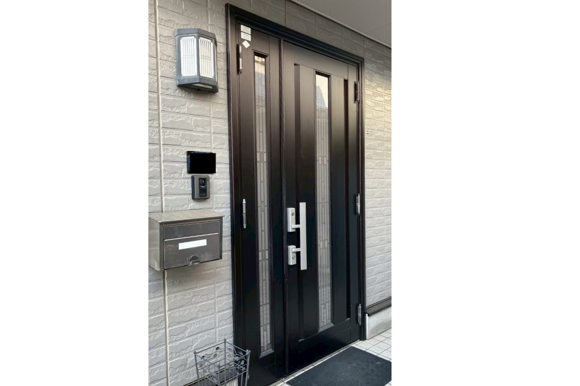サンセブンの黒い親子ドアを木目調で優しい印象に！の施工前の写真1