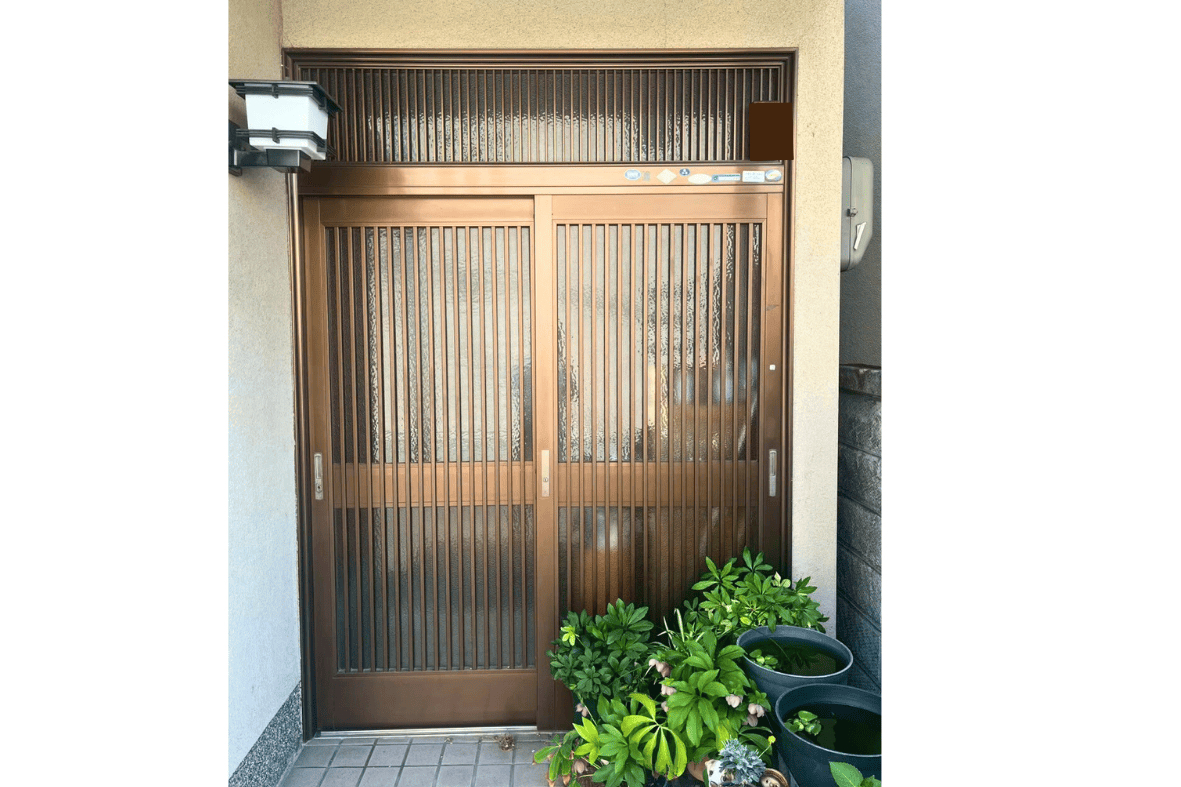 サンセブンの「開閉が重い」を解消！ランマをなくして広々玄関への施工前の写真1