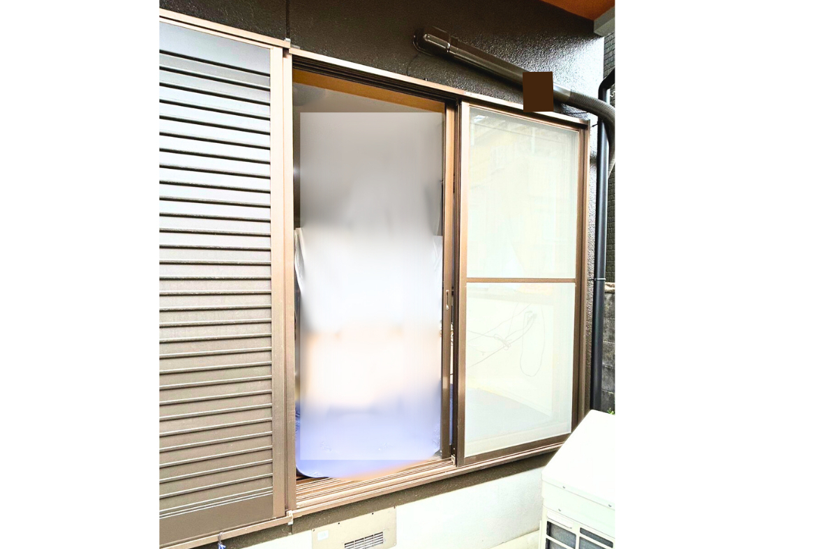 サンセブンの大きな窓の悩みをカバー工法でまとめて解決の施工前の写真1