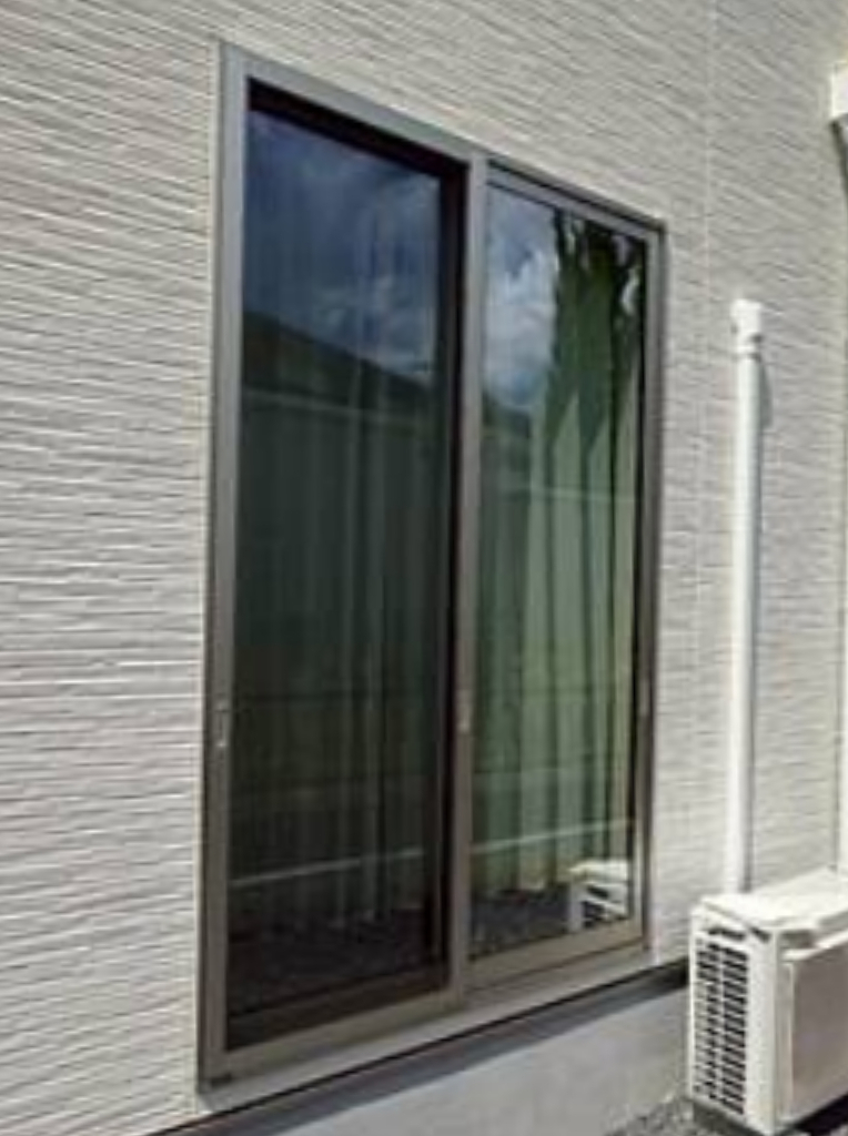 サンセブンの手軽に防犯・寒さ対策！マドリモシャッターの施工前の写真1