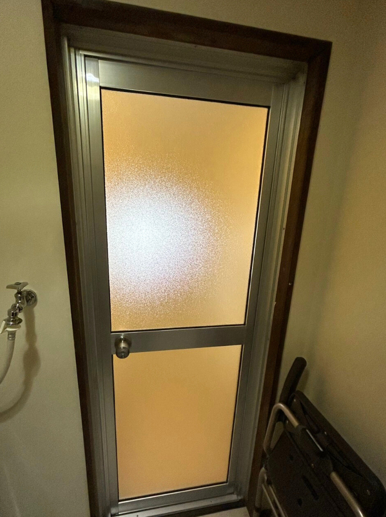 サンセブンのリクシル浴室ドアで明るく快適にの施工後の写真1