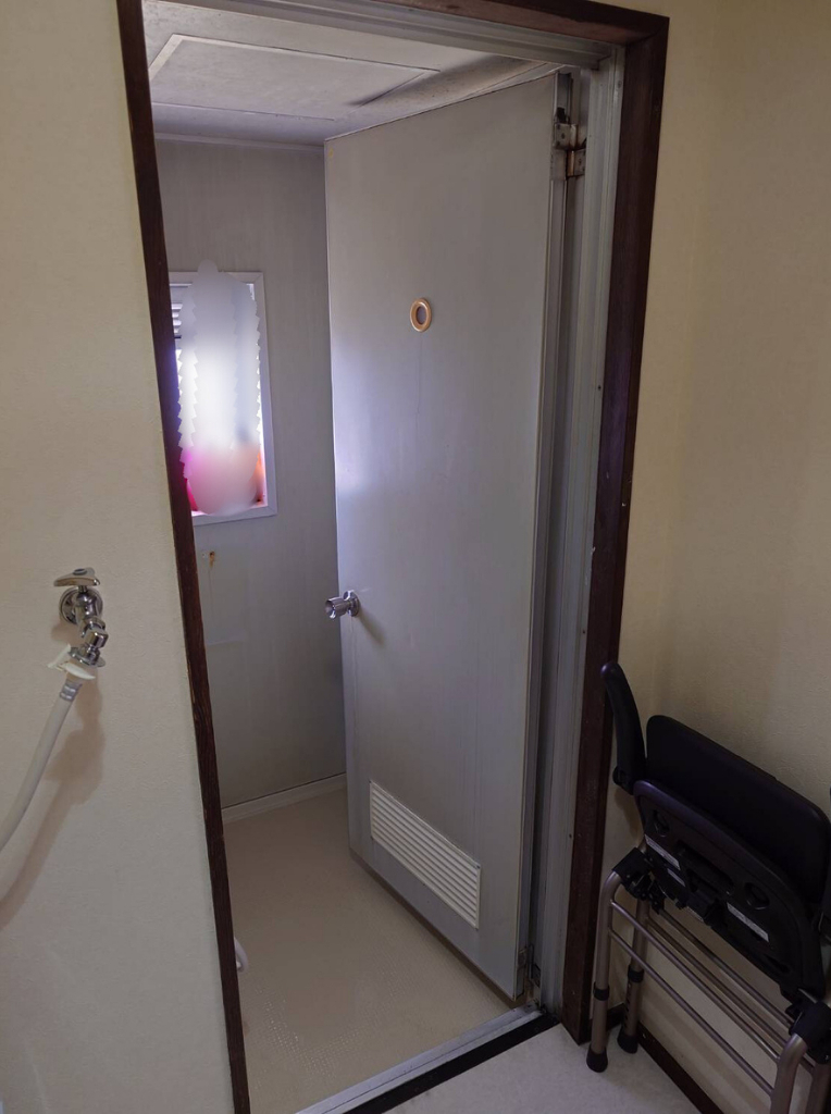 サンセブンのリクシル浴室ドアで明るく快適にの施工前の写真1