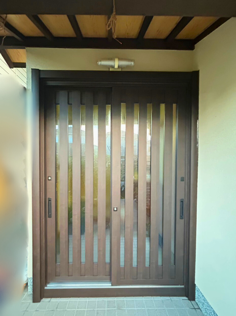 サンセブンのカバー工法でガタつき解消！ 玄関引戸を一新して新年への施工後の写真1