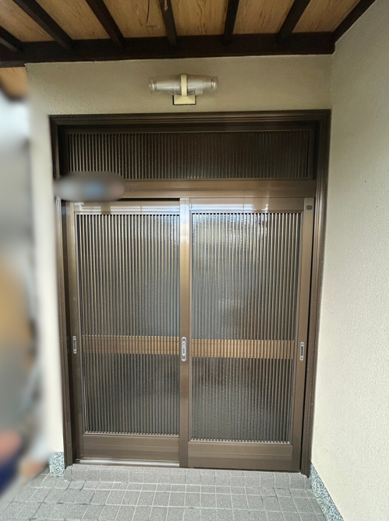 サンセブンのカバー工法でガタつき解消！ 玄関引戸を一新して新年への施工前の写真1