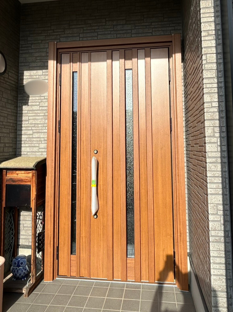 サンセブンの玄関の印象が変わる！ ドアリフォームで安心生活の施工後の写真1
