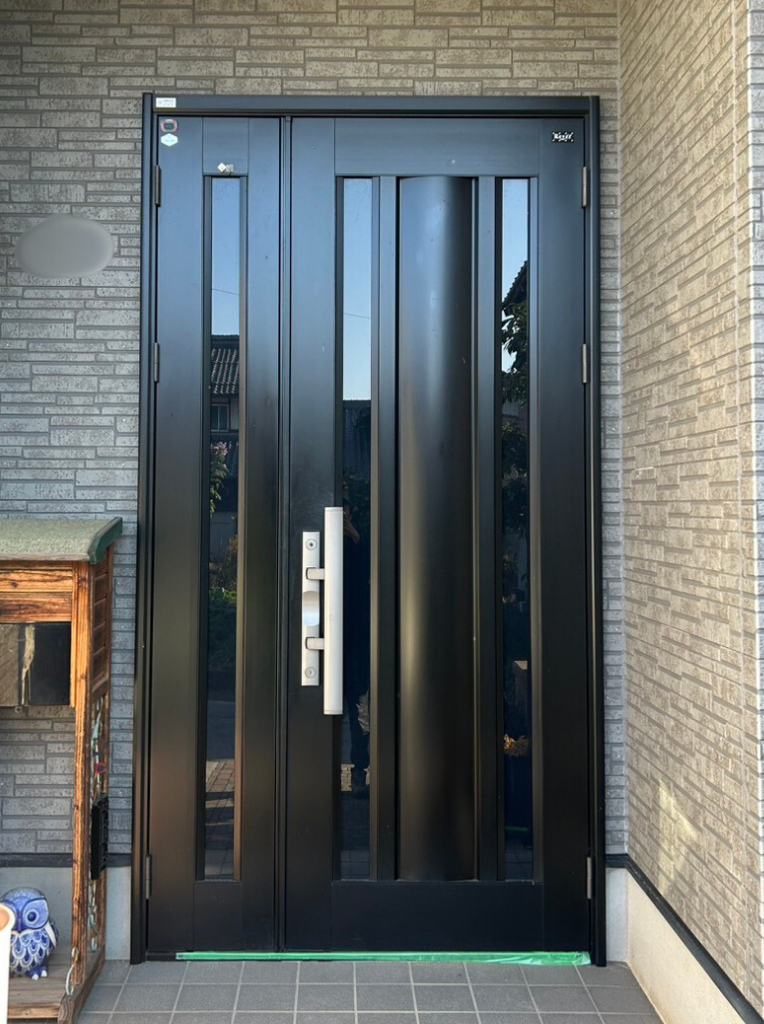 サンセブンの玄関の印象が変わる！ ドアリフォームで安心生活の施工前の写真1