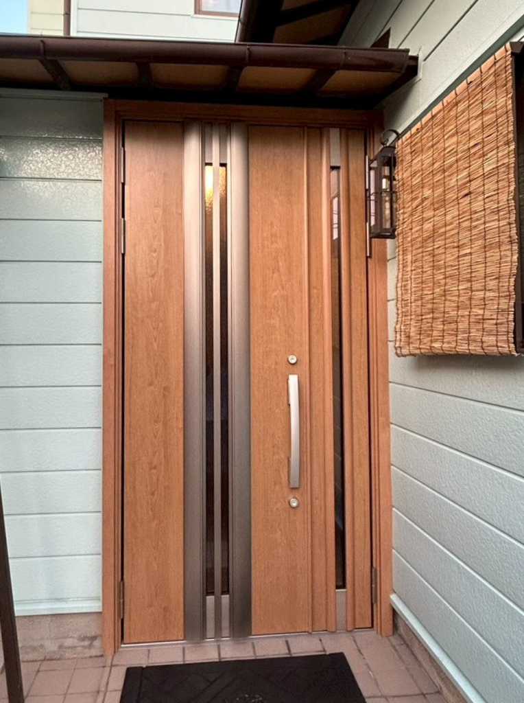 サンセブンの格子デザインが美しいリシェントで玄関を劇的断熱の施工後の写真1