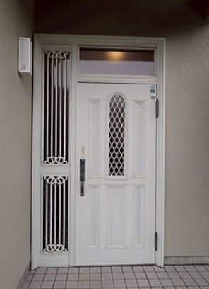 サンセブンのイメージはそのまま！最新ドアリモで玄関を快適にの施工前の写真1