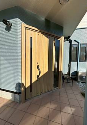 サンセブンの両開きから片開きへ！光を取り込む明るい玄関への施工後の写真1