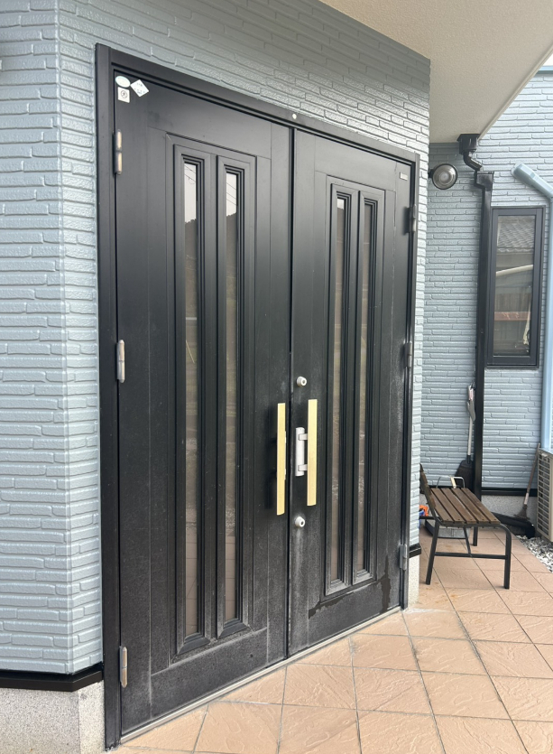 サンセブンの両開きから片開きへ！光を取り込む明るい玄関への施工前の写真1