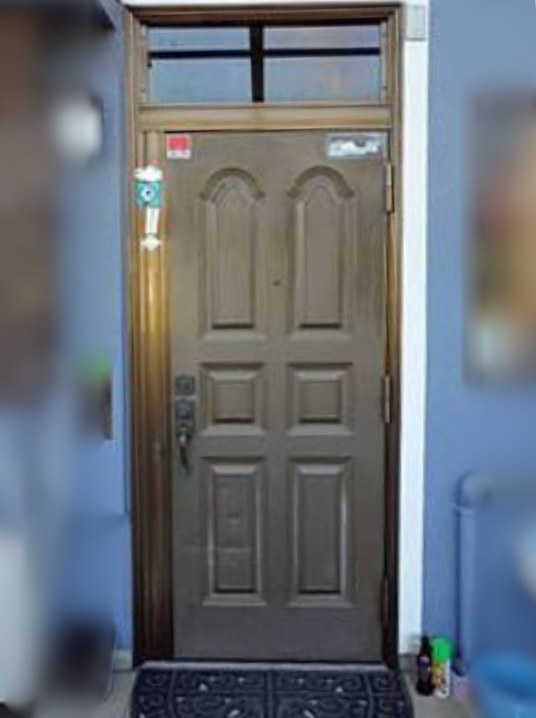 サンセブンの木のぬくもりで温かく　リシェントD79型で玄関を一新の施工前の写真1