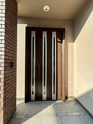 サンセブンの鍵もデザインも自由自在！ドアリモで理想の玄関の施工後の写真1