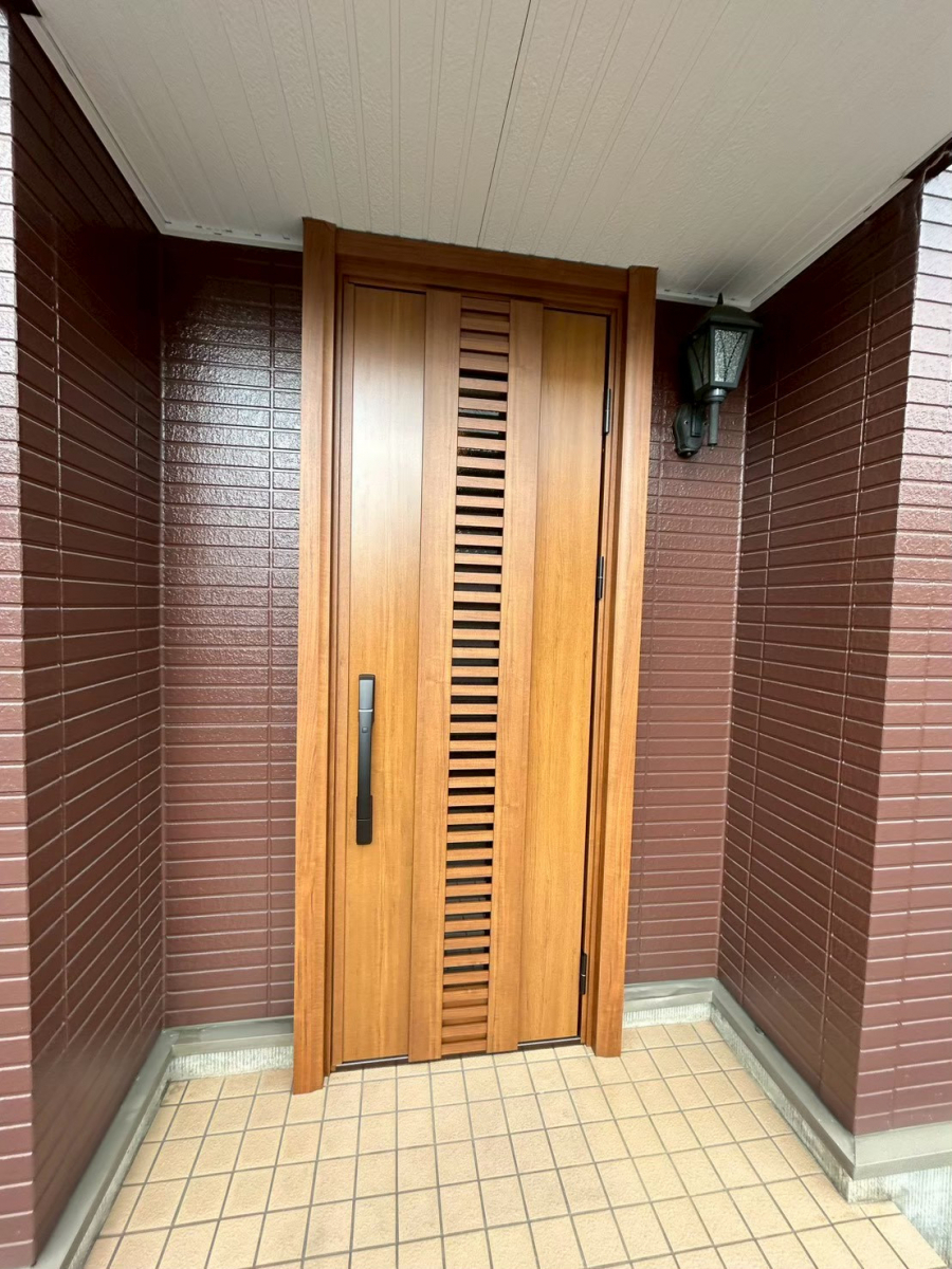 サンセブンの1日で温もりある玄関へ　ドアリモリフォームの施工後の写真1