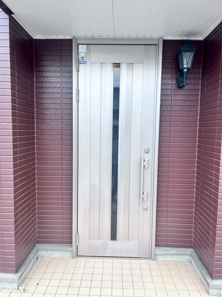 サンセブンの1日で温もりある玄関へ　ドアリモリフォームの施工前の写真1