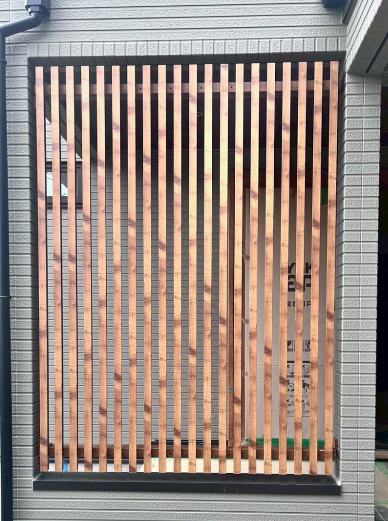 サンセブンの外からの視線を オシャレに解決！メイクスクリーンの施工後の写真1