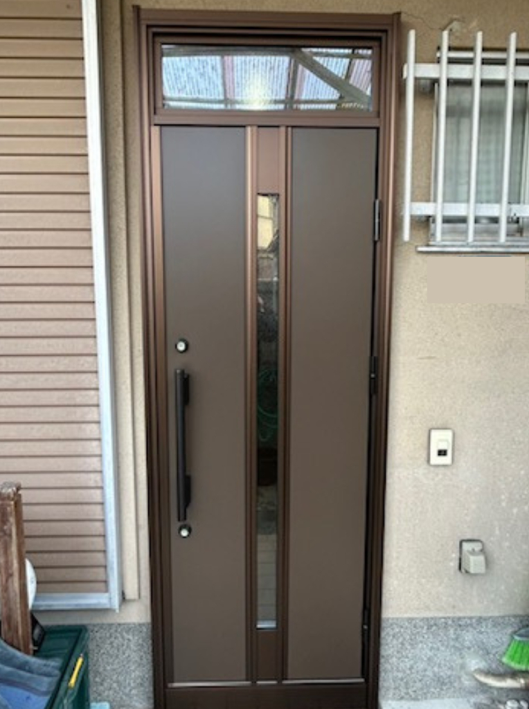 サンセブンの古くなった玄関ドアを1日で快適リフォームの施工後の写真1
