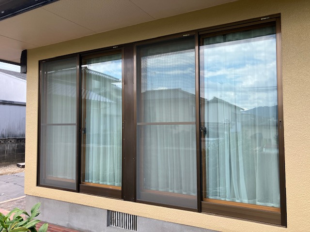 サンセブンの雨戸とシャッターで迷ったら？後付け雨戸で安心対策の施工前の写真1