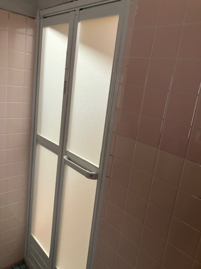 サンセブンのカビにサヨナラ！換気ができる最新浴室ドアへの施工後の写真1