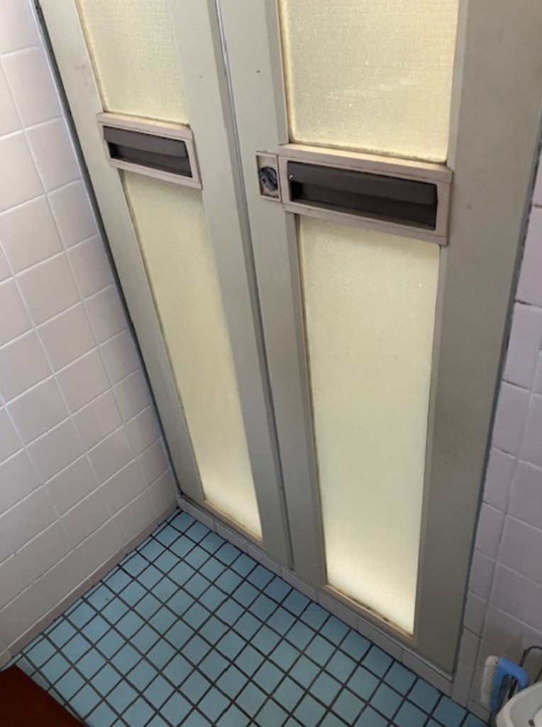 サンセブンのカビにサヨナラ！換気ができる最新浴室ドアへの施工前の写真1