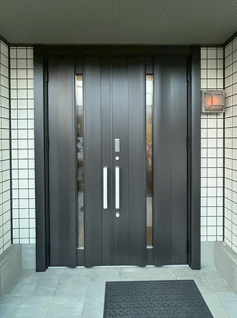 サンセブンの壁を壊さず玄関引戸を最新の玄関ドアへリフォームの施工後の写真1