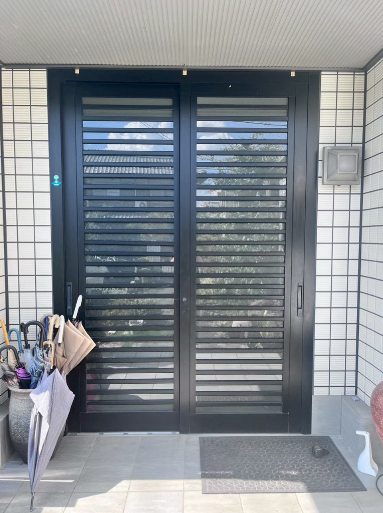 サンセブンの壁を壊さず玄関引戸を最新の玄関ドアへリフォームの施工前の写真1