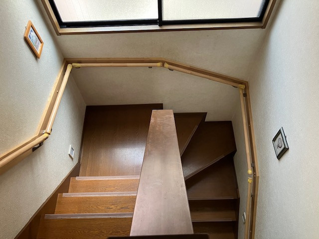 サンセブンの急な階段に安心を！リクシルの手すり設置の施工後の写真1