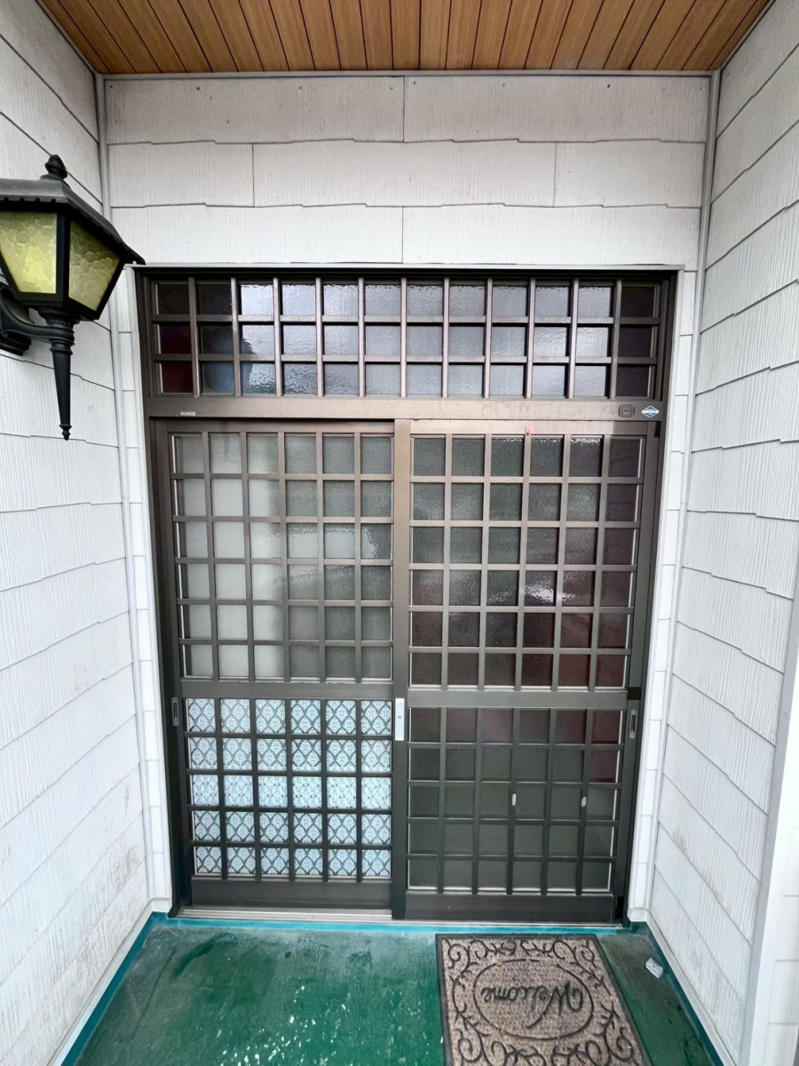 サンセブンの引戸からドアに変えて寒さ解消！冬の寒さを快適にの施工前の写真1