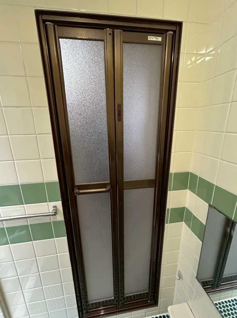 サンセブンのガタつく浴室ドアを1日で一新！お掃除も楽になる折戸への施工後の写真1