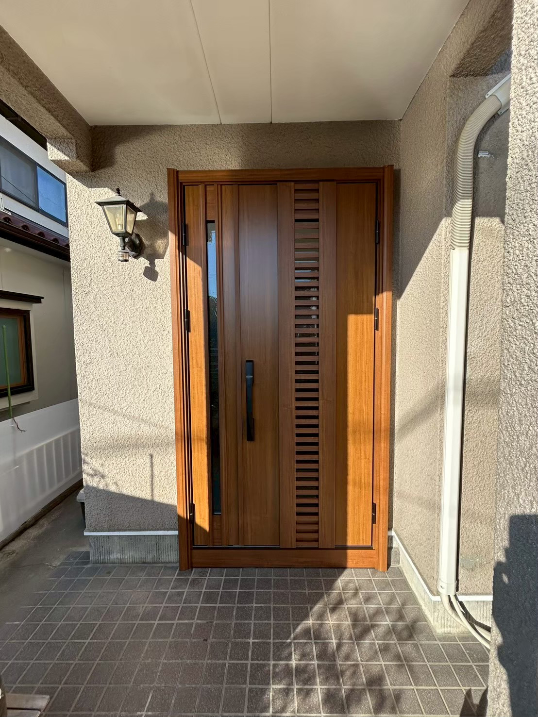 サンセブンの壁を壊さず1日でリフォーム！玄関のお困りごとを丸ごと解決の施工後の写真1