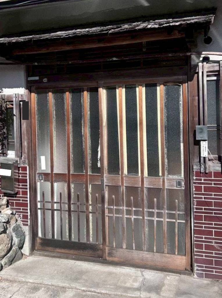 サンセブンの木製引戸を最新リシェントへ！ガタつきと寒さを一気に解消の施工前の写真1