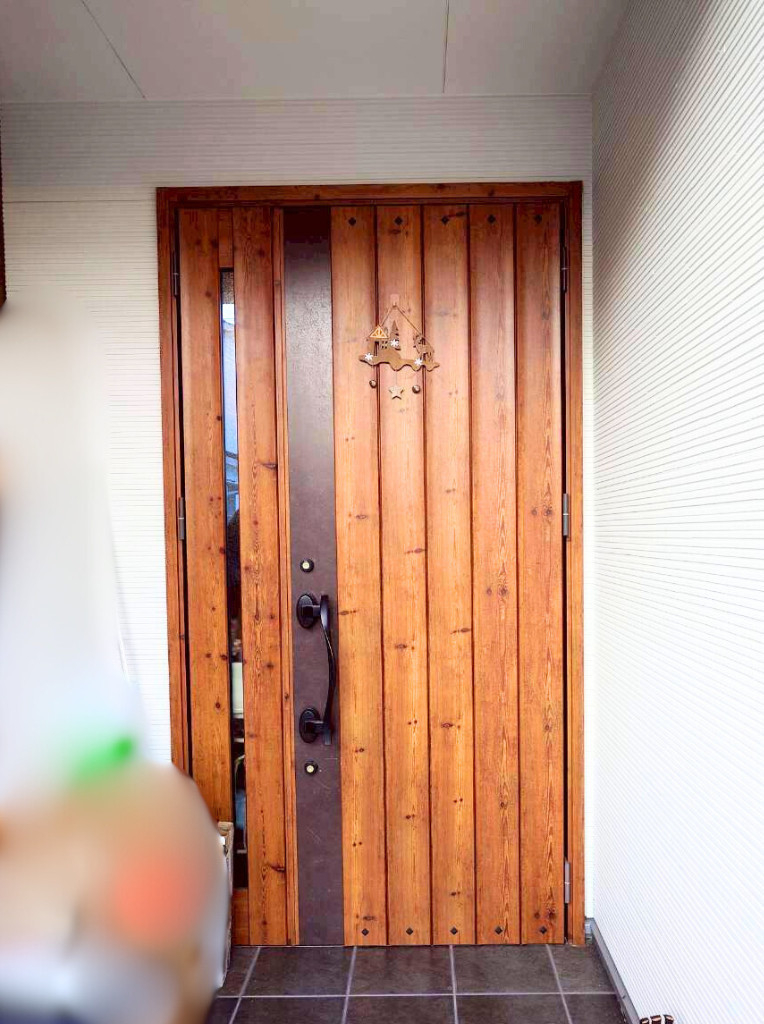 サンセブンの古い玄関がたった1日で変身！リシェントで叶える理想の住まいの施工前の写真1