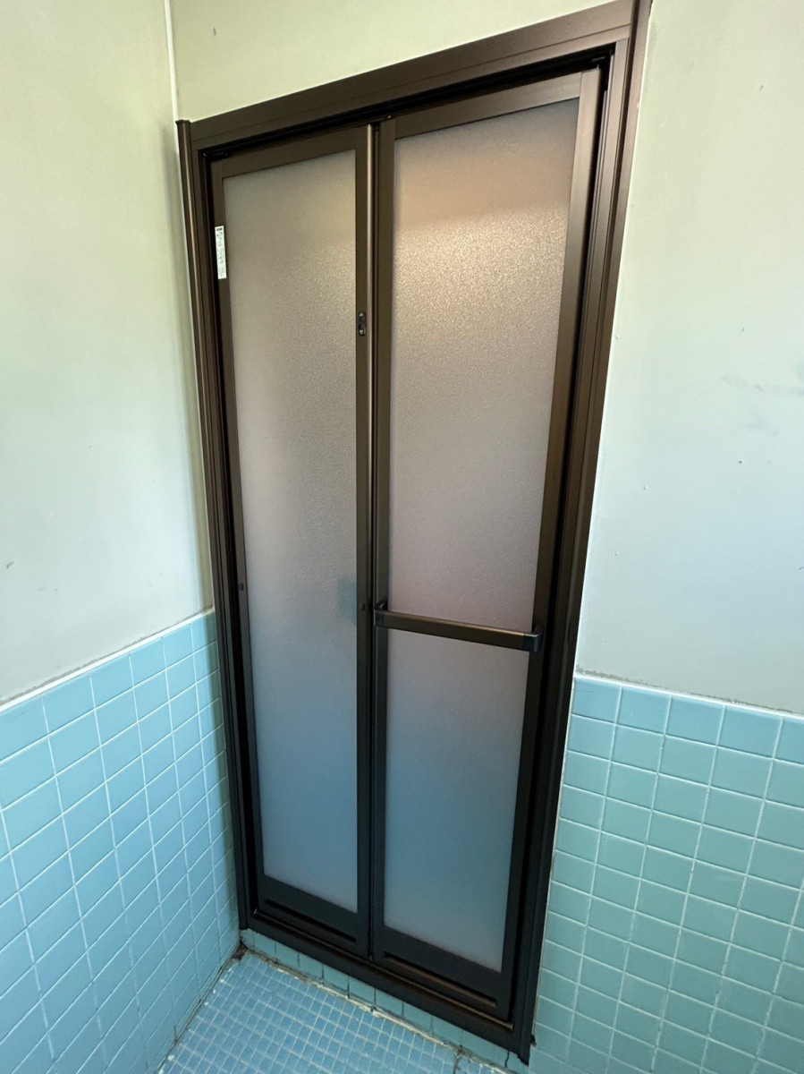 サンセブンの浴室ドアのガタつき解消！折戸リフォームで介護も安心の施工後の写真1