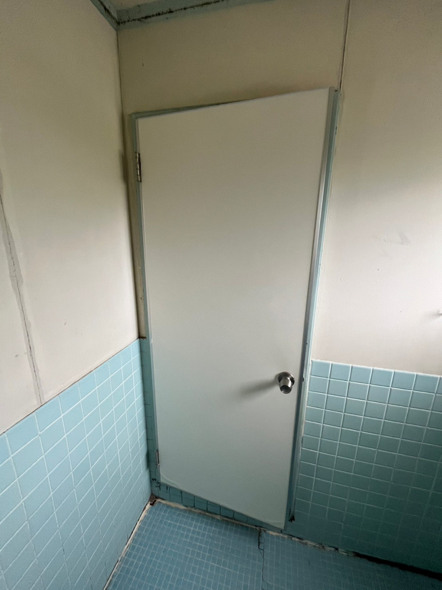 サンセブンの浴室ドアのガタつき解消！折戸リフォームで介護も安心の施工前の写真1