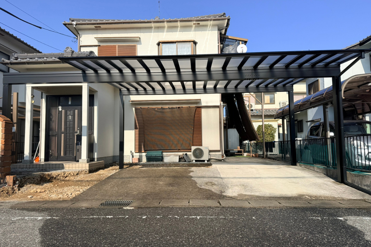 サンセブンのカーポート施工事例｜1台用から2台用へ広げた外構リフォームの施工後の写真1