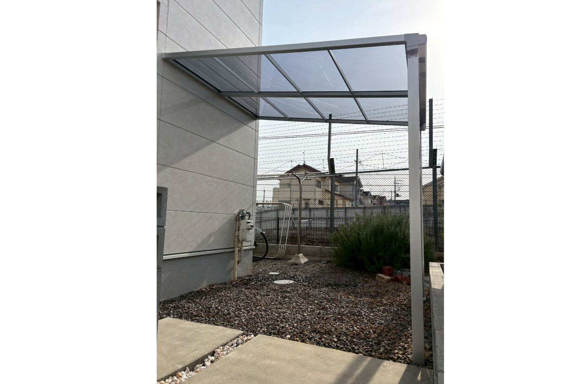 サンセブンの玄関横のデッドスペース活用｜テラス屋根施工事例の施工後の写真1