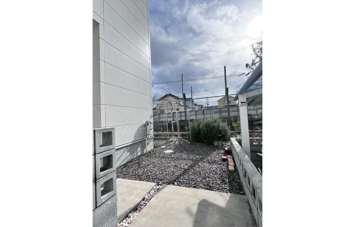 サンセブンの玄関横のデッドスペース活用｜テラス屋根施工事例の施工前の写真1