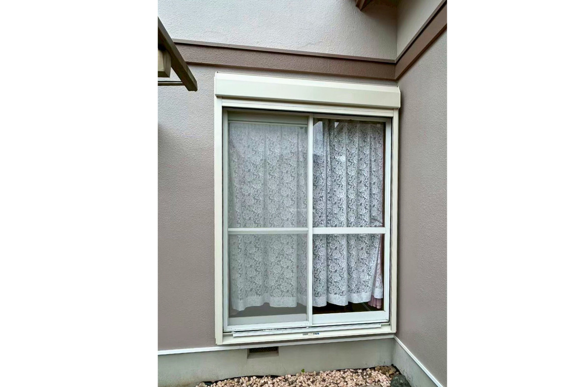 サンセブンのYKKAPマドリモシャッター施工事例｜古い雨戸を使いやすいシャッターに交換の施工後の写真1