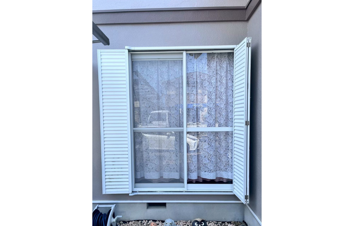 サンセブンのYKKAPマドリモシャッター施工事例｜古い雨戸を使いやすいシャッターに交換の施工前の写真1