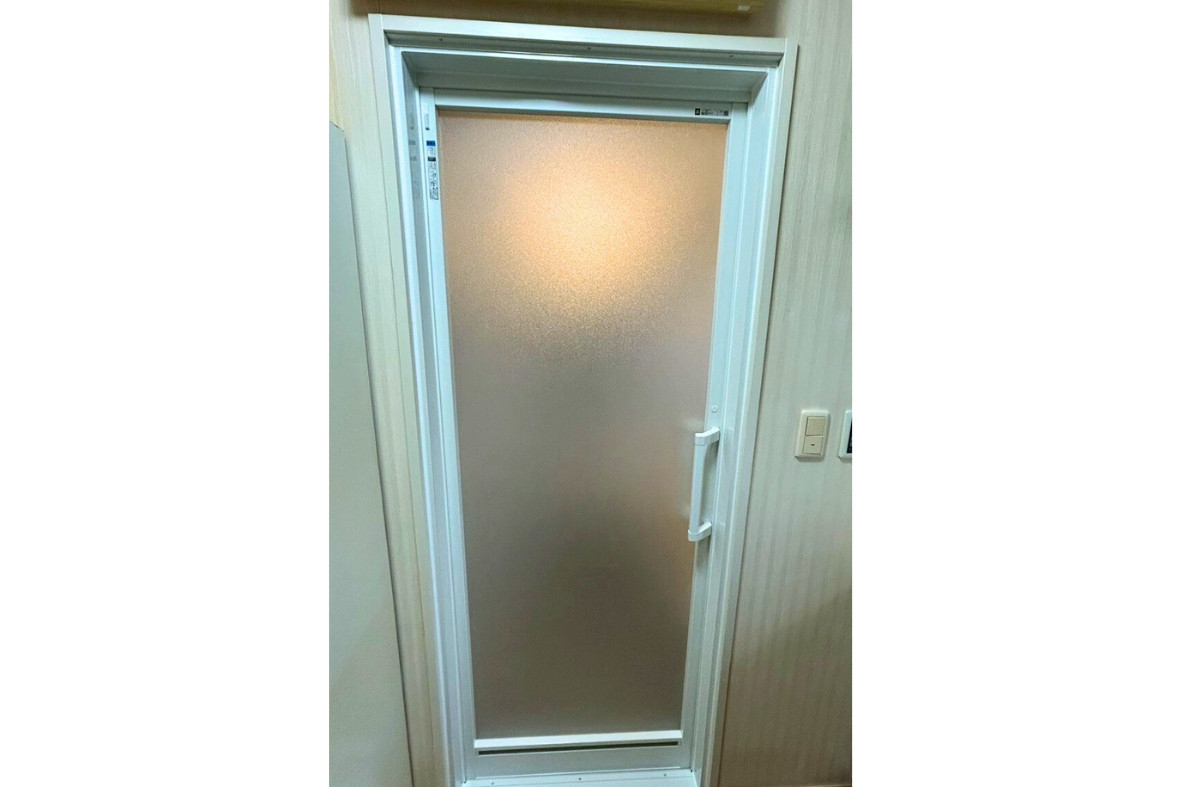 サンセブンの浴室ドア施工事例｜折り戸から開き戸へ交換した浴室リフォームの施工後の写真1