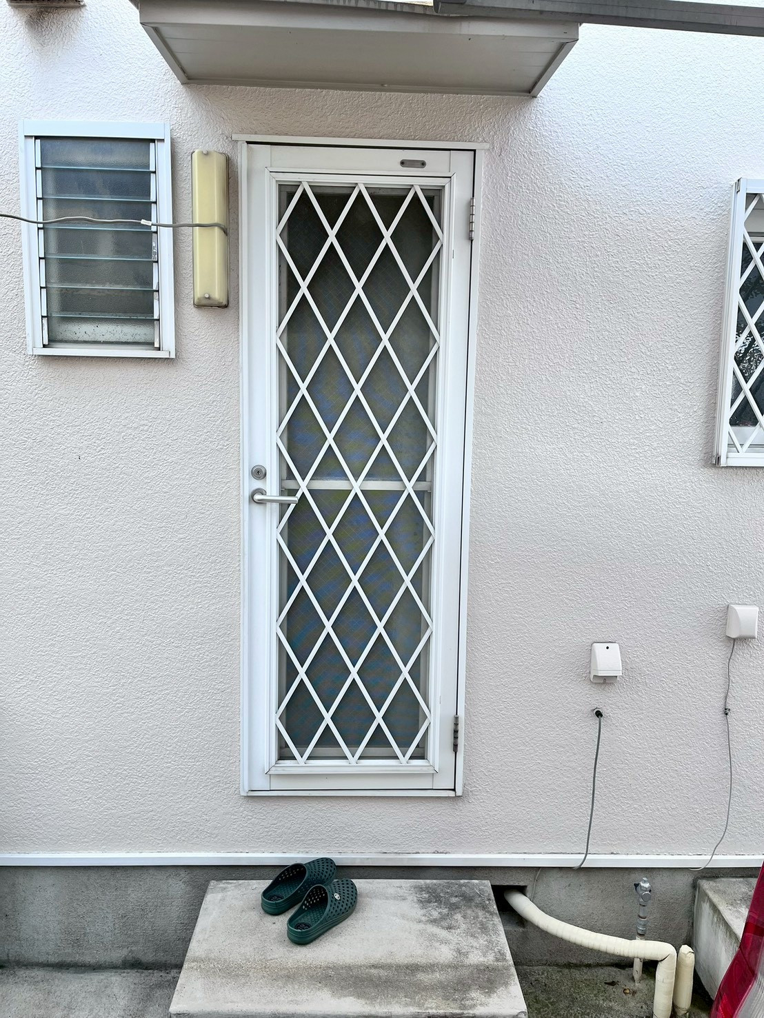 サンセブンのドアリモ勝手口ドア設置｜断熱性と防犯性を高める勝手口リフォームの施工前の写真1