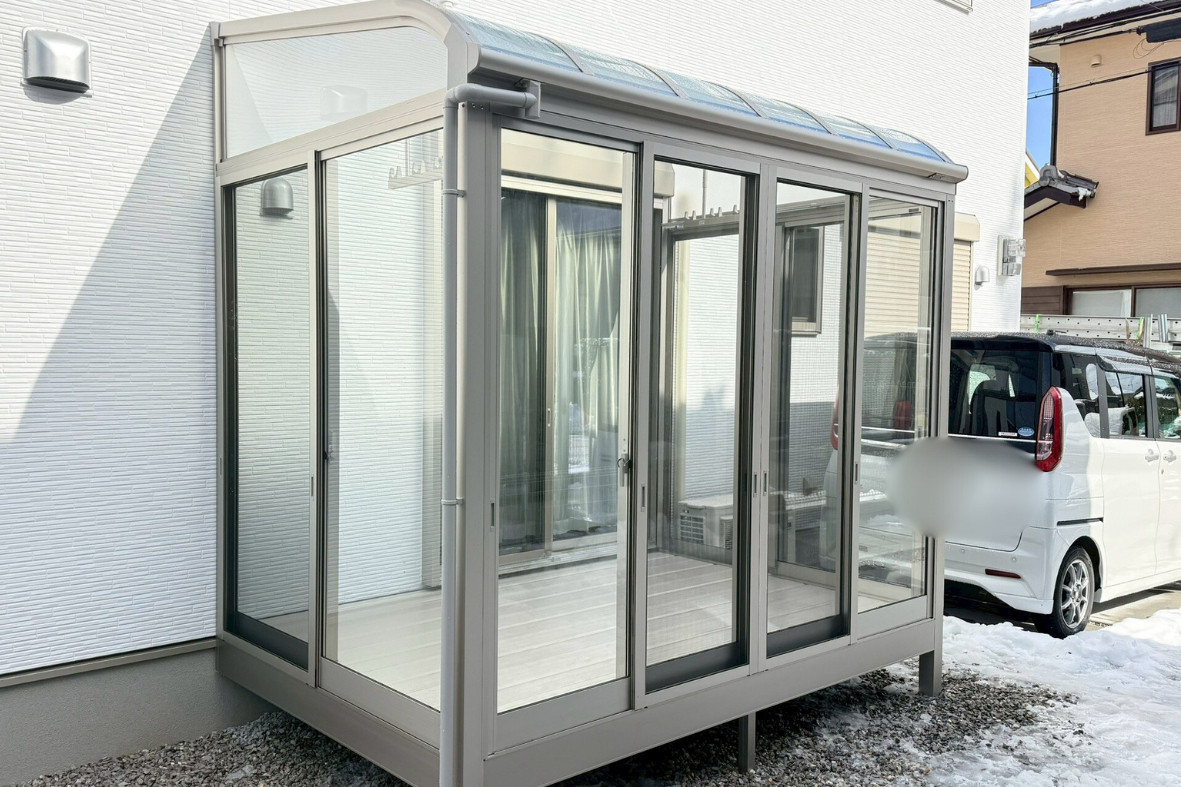 サンセブンのYKKapソラリア囲い施工事例｜雪の日の洗濯問題を解決したテラス囲いの施工後の写真1