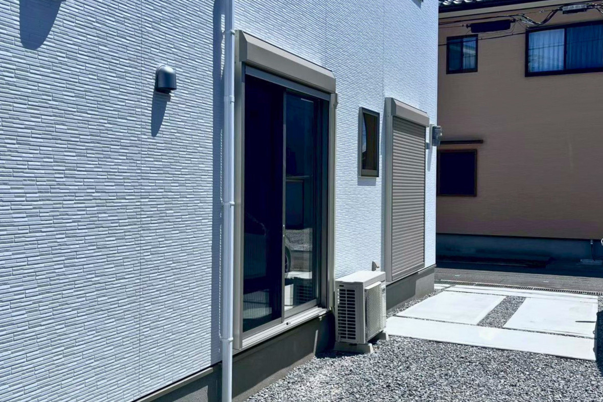 サンセブンのYKKapソラリア囲い施工事例｜雪の日の洗濯問題を解決したテラス囲いの施工前の写真1