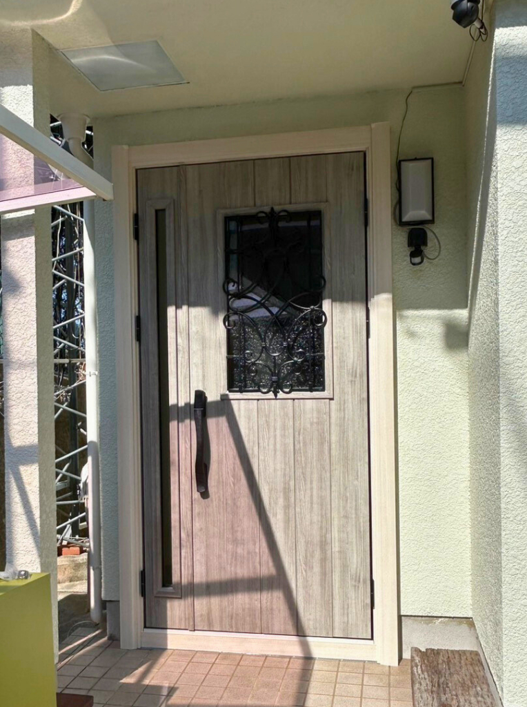 サンセブンのYKKapドアリモ施工事例｜暗い玄関の悩みを解決しスマートキーで便利になったリフォームの施工後の写真1