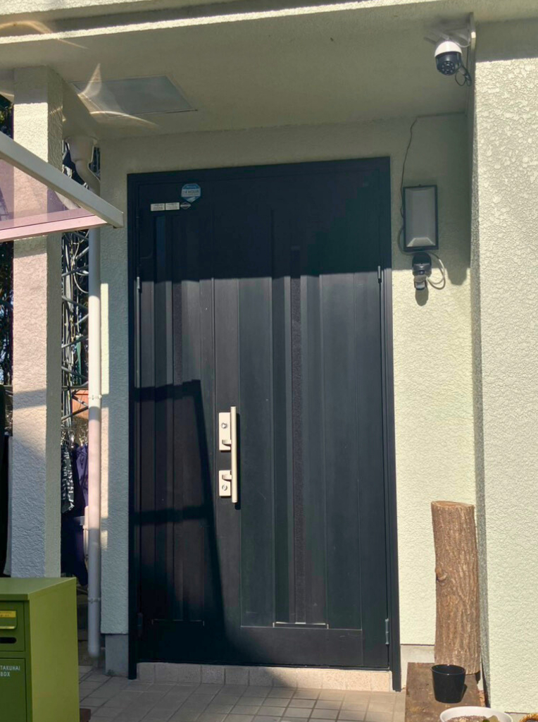 サンセブンのYKKapドアリモ施工事例｜暗い玄関の悩みを解決しスマートキーで便利になったリフォームの施工前の写真1