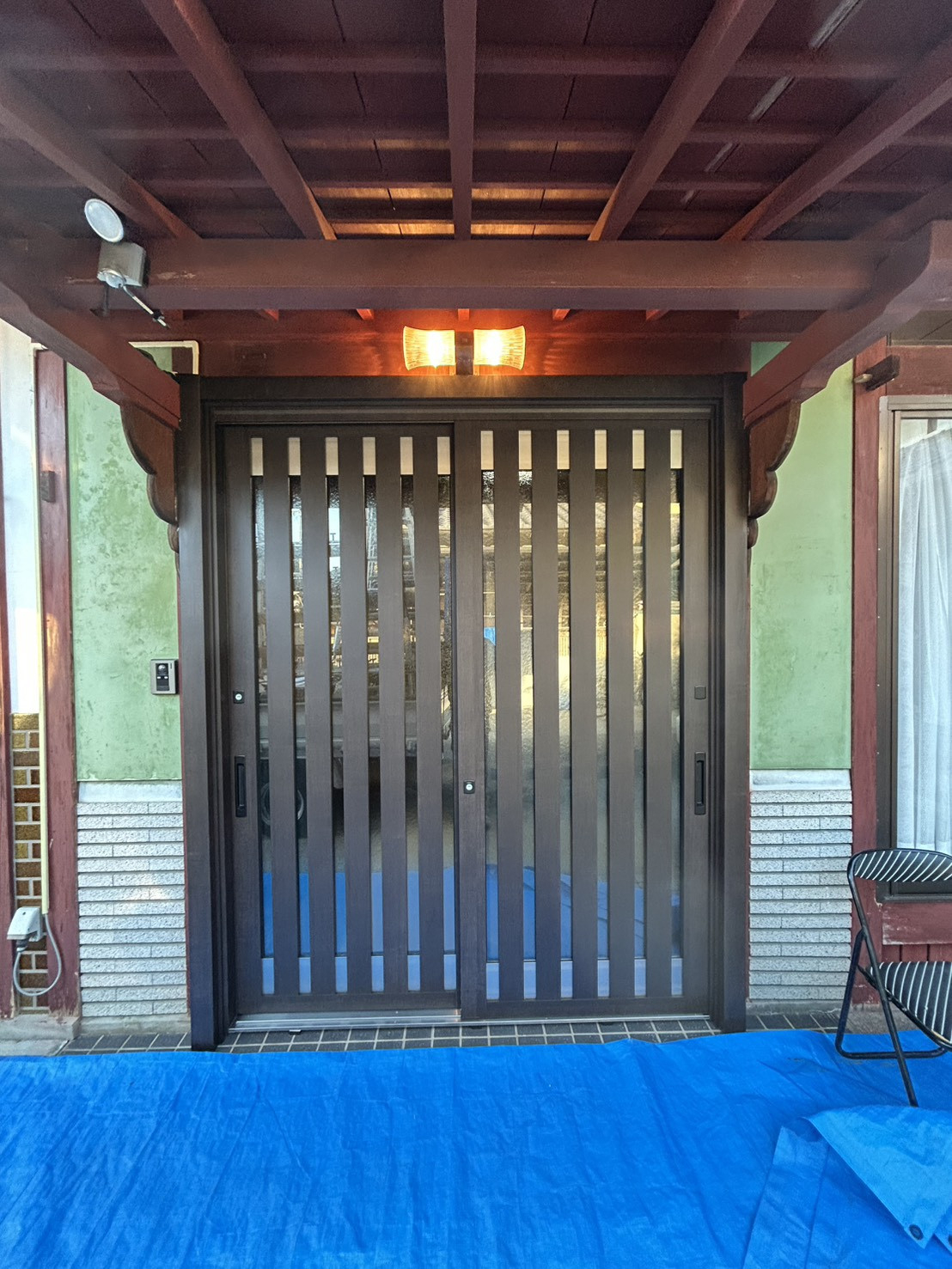 サンセブンのリシェント玄関引戸施工事例｜古い引戸を最新の断熱仕様へ交換したリフォームの施工後の写真1