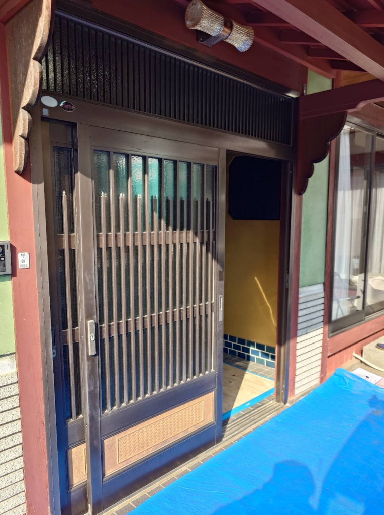 サンセブンのリシェント玄関引戸施工事例｜古い引戸を最新の断熱仕様へ交換したリフォームの施工前の写真1