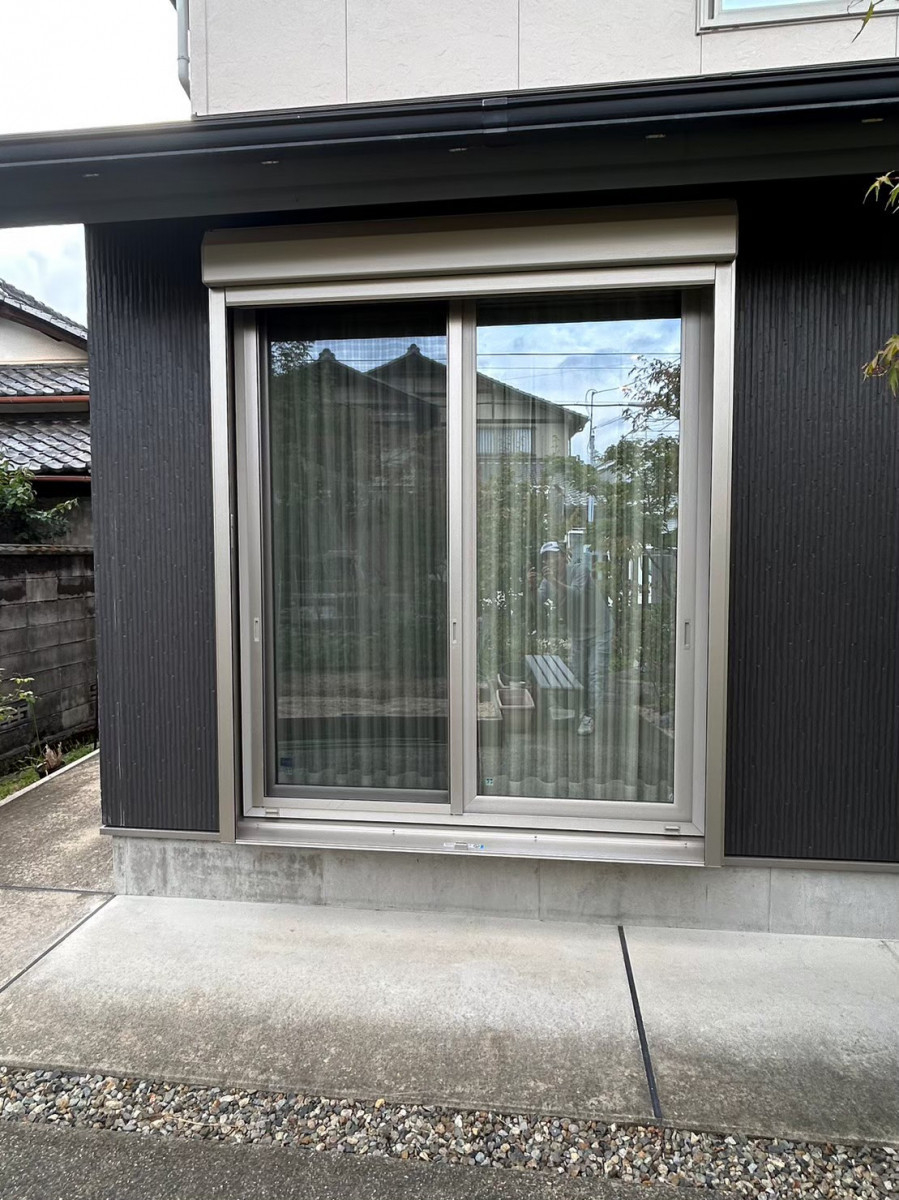 サンセブンのマドリモ電動シャッター施工事例｜スマホやリモコンで家中の窓を一斉操作の施工後の写真1