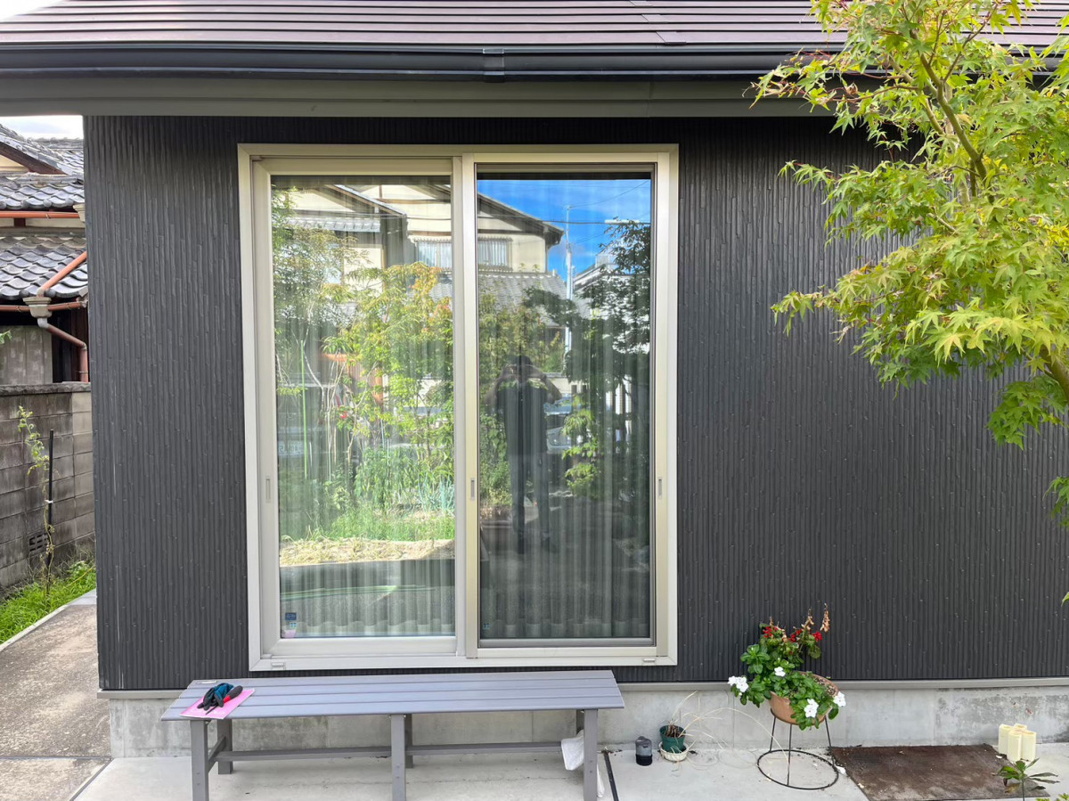 サンセブンのマドリモ電動シャッター施工事例｜スマホやリモコンで家中の窓を一斉操作の施工前の写真1